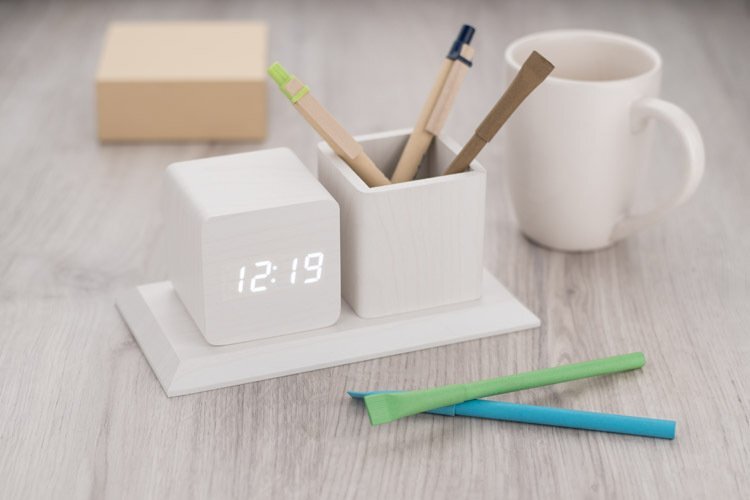 organisateur de bureau avec horloge