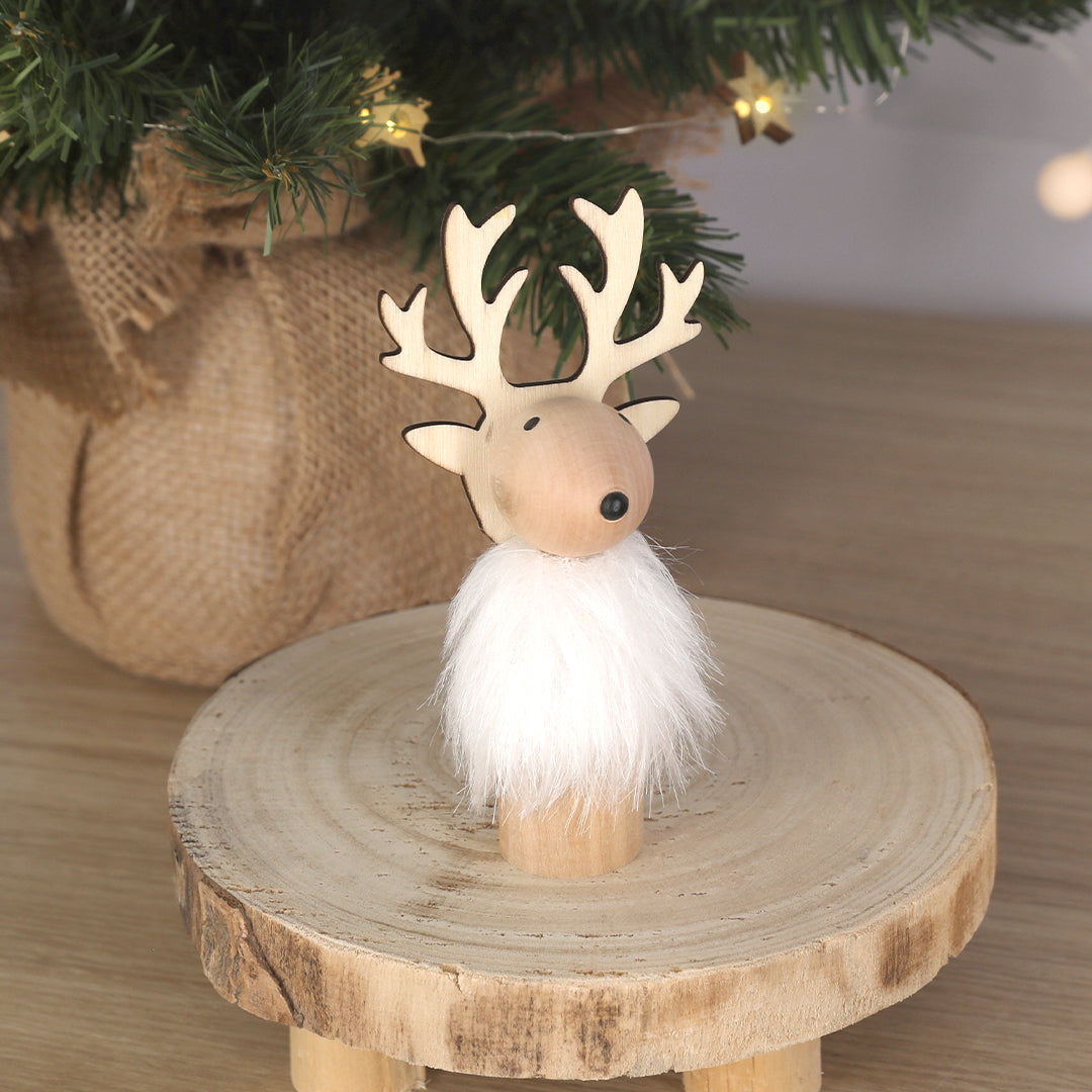 Petit renne en bois avec fourrure artificielle blanche